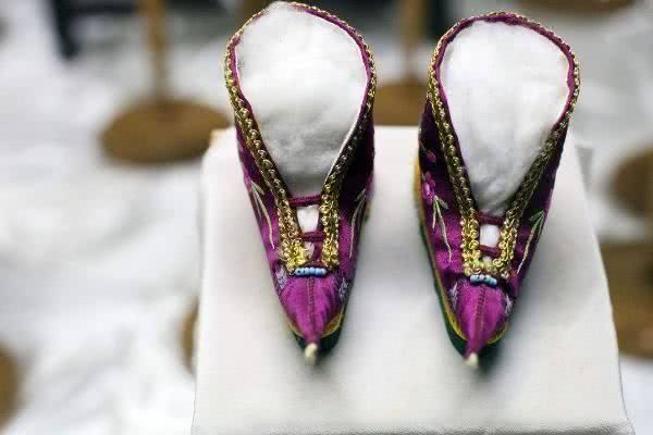 心理测试4双绣花鞋哪双最诡异测你有预知危险的能力吗