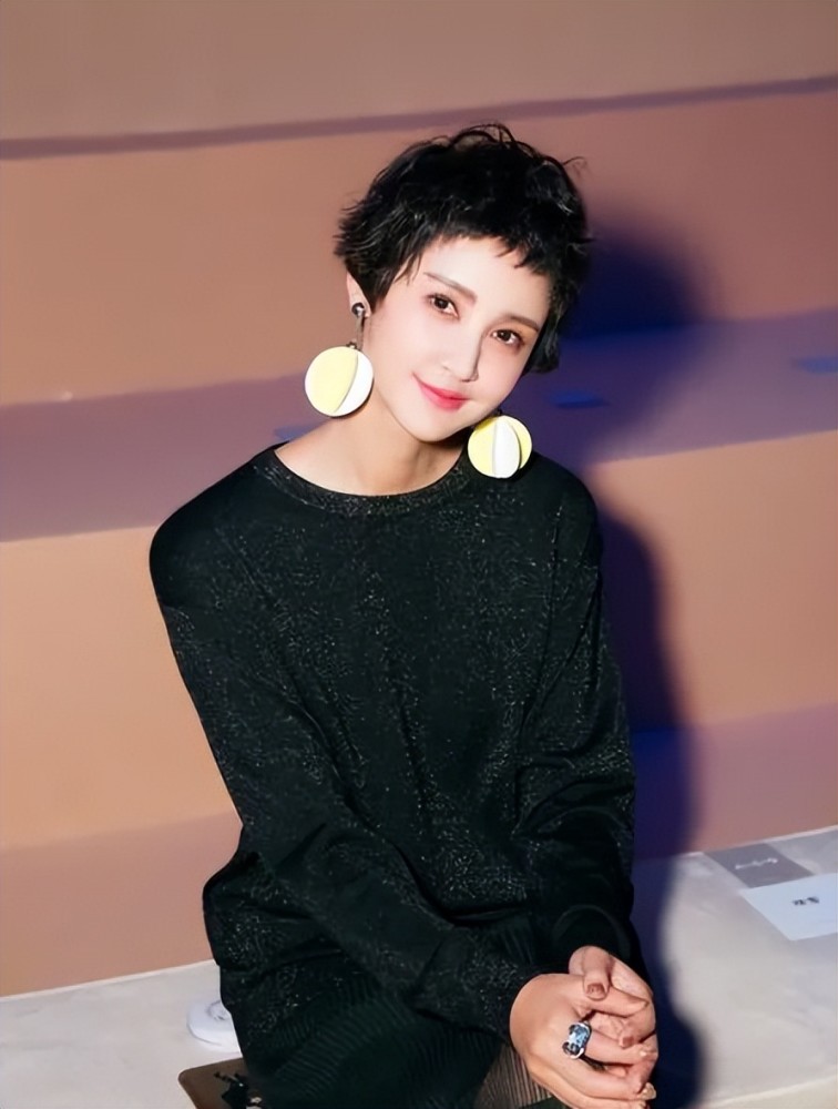 张歆艺真是被发型给坑惨了,看着脸盘子圆不少,扮嫩失败有点油腻插图8