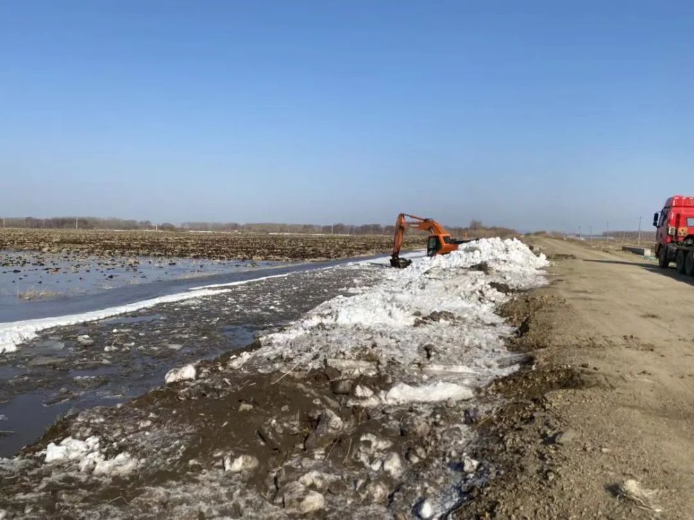 積雪融化農戶大棚受淹第六管理區組織機車力量助農戶疏堵清淤