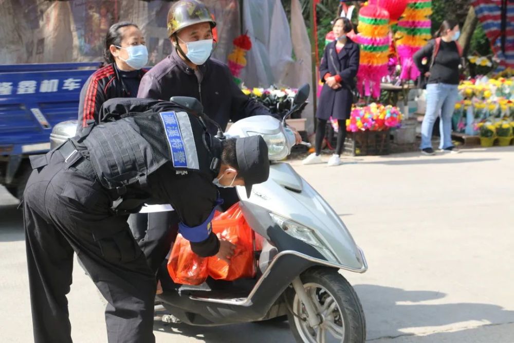 为确保清明节期间防火防疫安全,濂溪特警奔赴马宿岭等重点墓区,通过