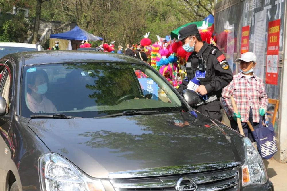 为确保清明节期间防火防疫安全,濂溪特警奔赴马宿岭等重点墓区,通过