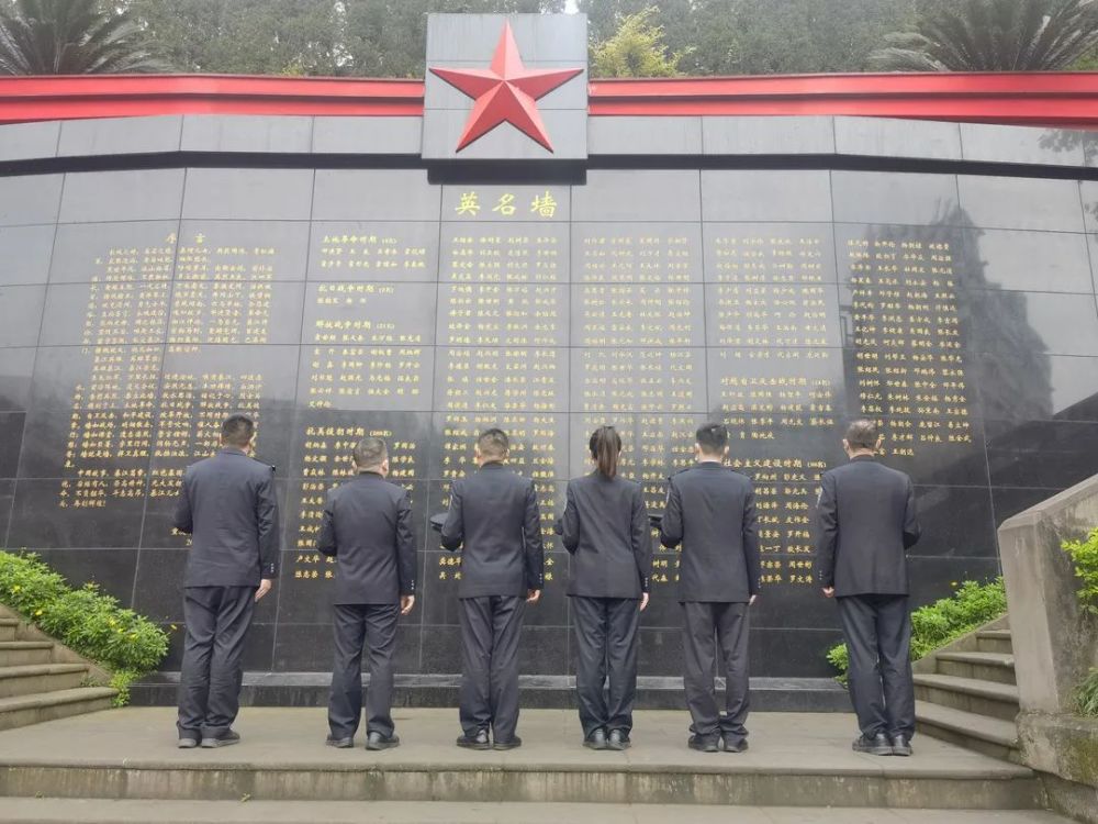 一行7人来到烈士陵园,穿过"红领巾"桥,便来到英明墙前,431名英烈名字