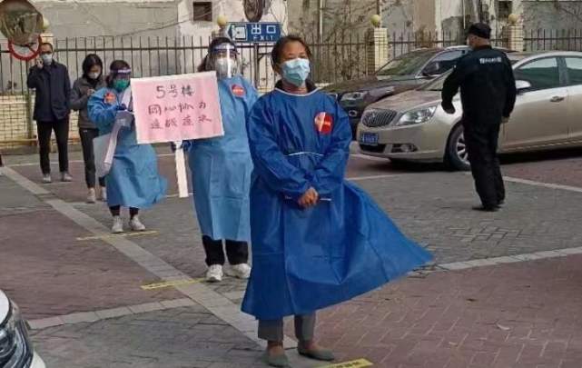   我们在小区｜一早核酸采样，这个小区业主调好闹钟不让医生等业主