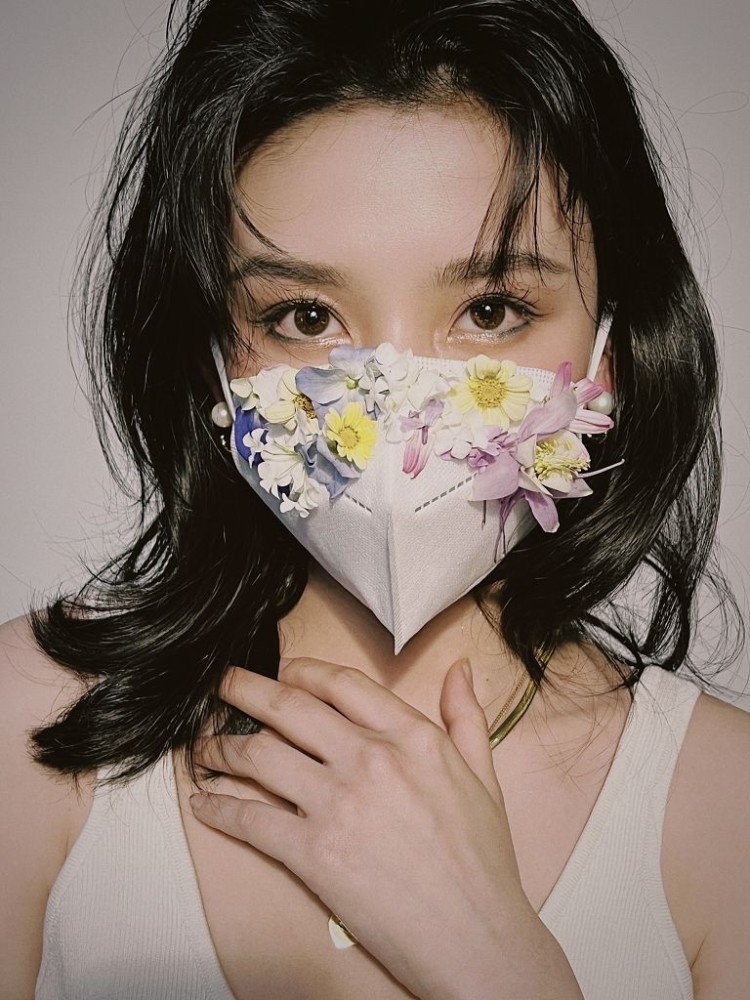 美少女头像库更新宋祖儿发布日常随拍佩戴花朵口罩更显靓丽