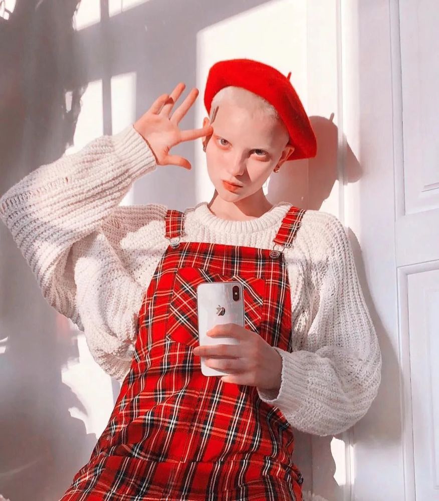 慢慢地,katie身边的朋友也受到她的感染,一起加入了染发,搞创作的队伍