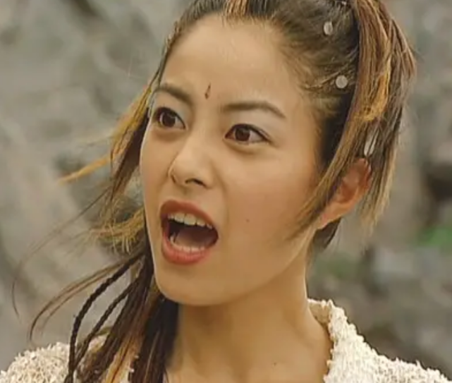 她演绎的鲤鱼精小莲古灵精怪,甜美可人,个人首部电视作品成绩斐然,唱