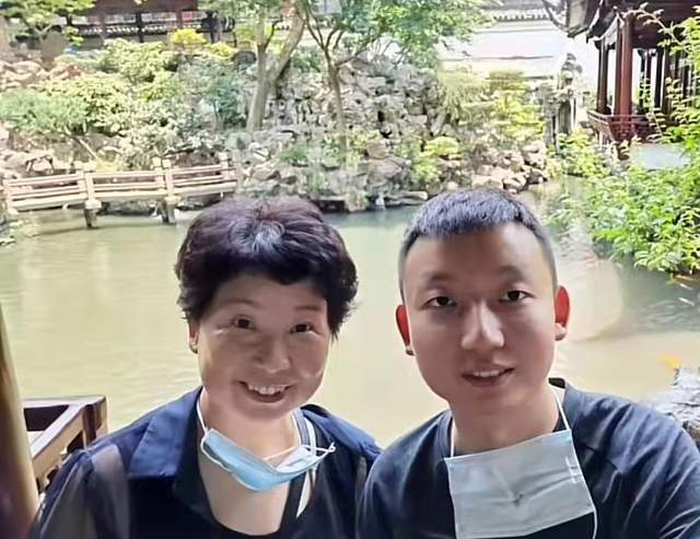 杜新枝晒照思念姚策被嘲孩子走了忙着怀念儿子病危却笑容灿烂