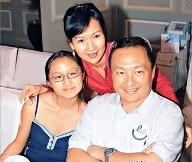 陈美琪结婚之后就淡出了娱乐圈,不过收获了幸福的家庭,有自己的孩子