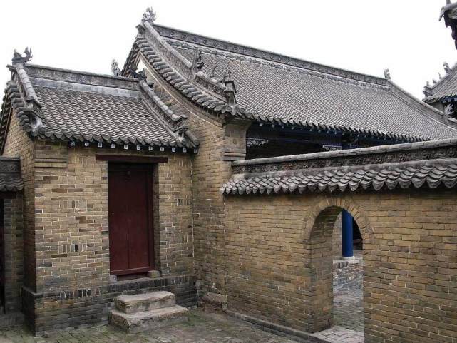 由于古代的生产建筑水平并不发达,建筑一座房屋,需要耗费大量的人力