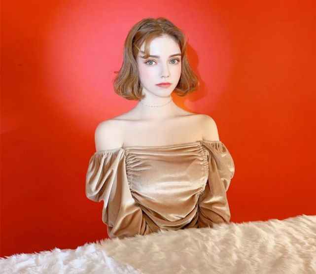 德国有一位仙女模特,粉粉嫩嫩可以掐出水来,唯一的遗憾在这里