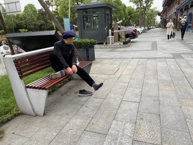 眉山公园里的抠脚大爷,你们说丢分不丢分?
