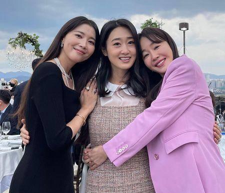 原创孙艺真闺蜜婚礼上自拍 后方女星表情ng68钓出本人:请保护我的脸