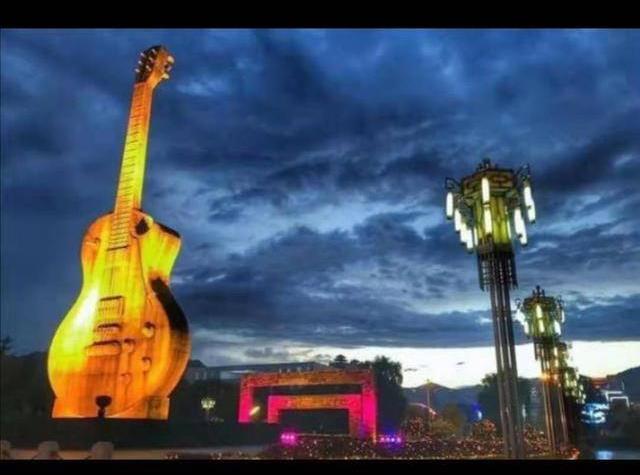 他为了保护要被拆的家乡小镇集安里的摇滚公园,决定组一支"缝纫机乐队