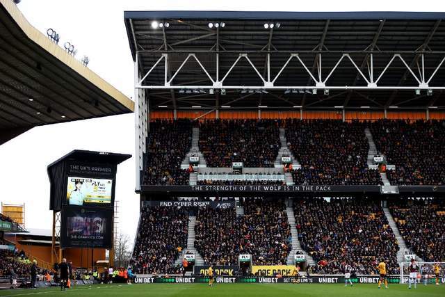 最强应援狼队刷新kpl连胜纪录后fly登英超狼队主场大屏