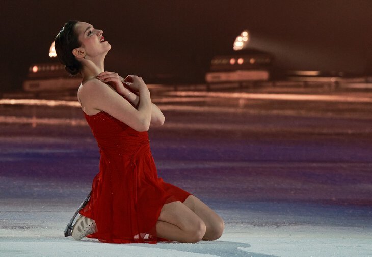 梅德韦杰娃亮相表演滑 红裙亮相闪耀全场 简单跳跃却摔倒_腾讯新闻