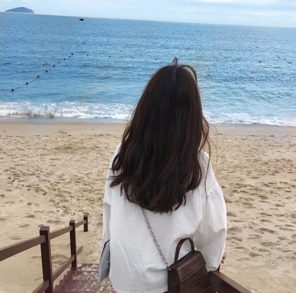 心理测试:选一张最悲伤的背影,测你未来媳妇是泼辣型还是温柔型