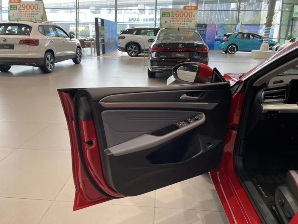 试驾大众凌渡l无框车门也无法拯救它的轿跑气质驾驶观