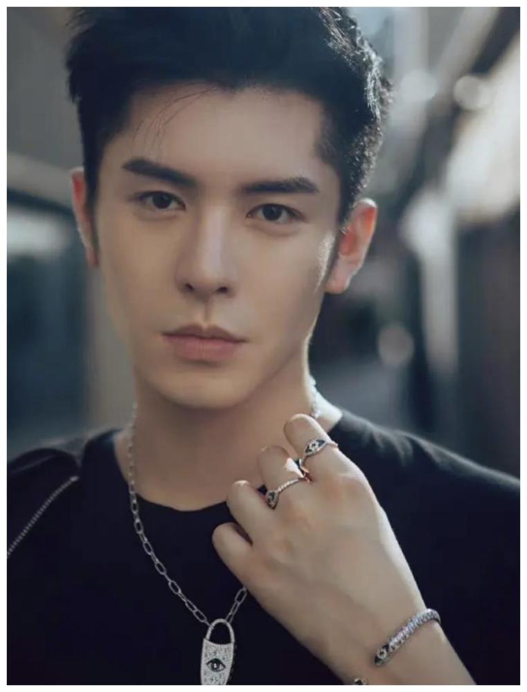 95后林皓洋分享整容历程,曾疯狂填充面部,一口牙被