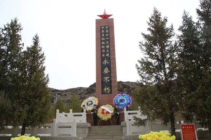 据了解,哈密烈士陵园安葬着1950年伊吾保卫战等历次剿匪战斗牺牲的185