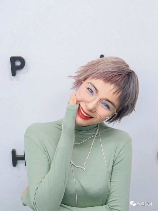 锯齿刘海搭配短发真的可爱又俏皮,"锯齿头"就是人们常说的"狗啃头"