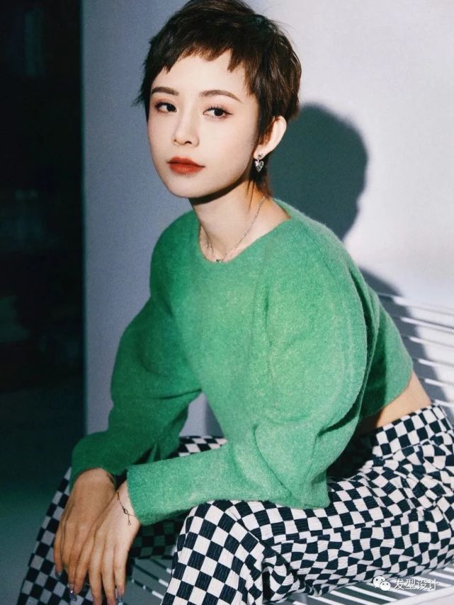 锯齿刘海搭配短发真的可爱又俏皮,"锯齿头"就是人们常说的"狗啃头"