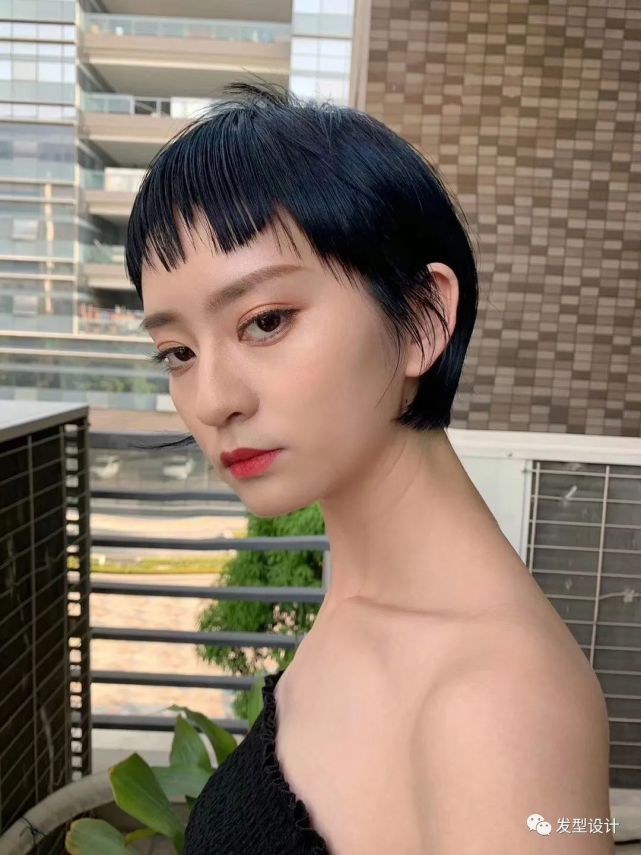 五官小巧,轮廓精致的女生非常合适这一款锯齿头,甜酷的狗啃刘海跟短发