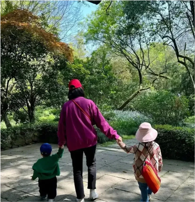 小家伙很萌很可爱,女儿四岁了,明显比弟弟乖巧多了,像个小大人似的