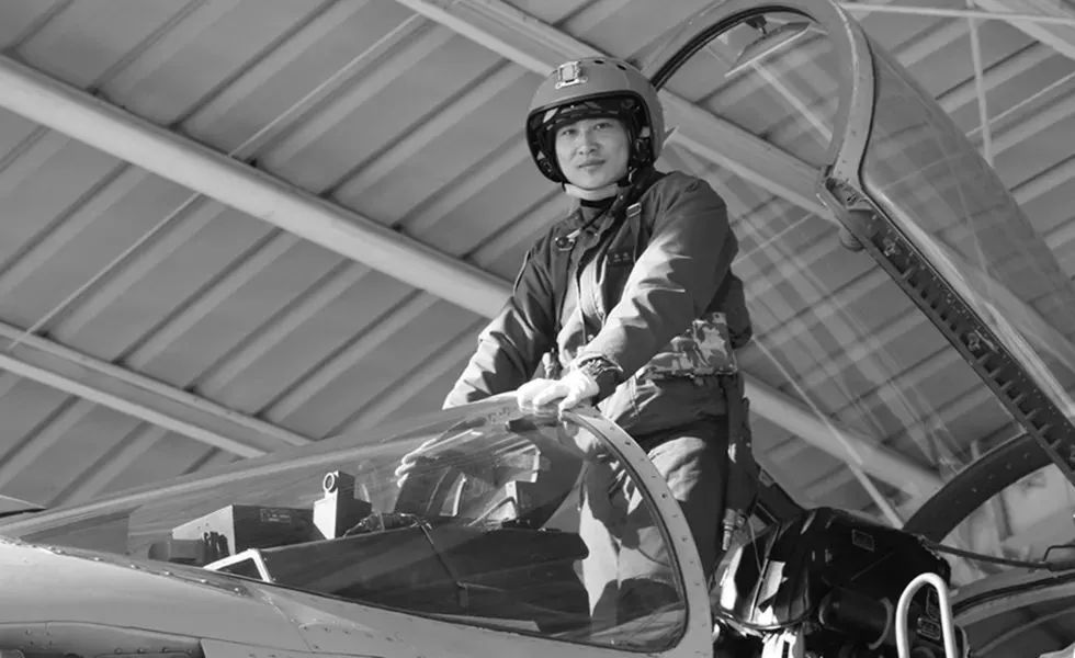 两次飞出国门表演我国首位歼-10女飞行员"金孔雀"余旭用生命诠释勇敢