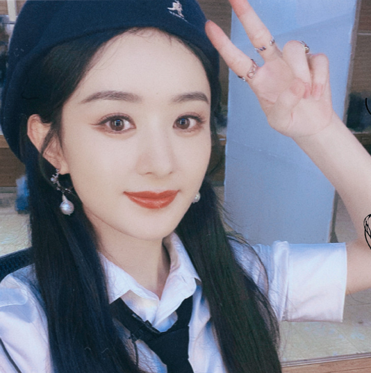 赵丽颖甜美自拍照嫩回学生时代少女气息扑面而来