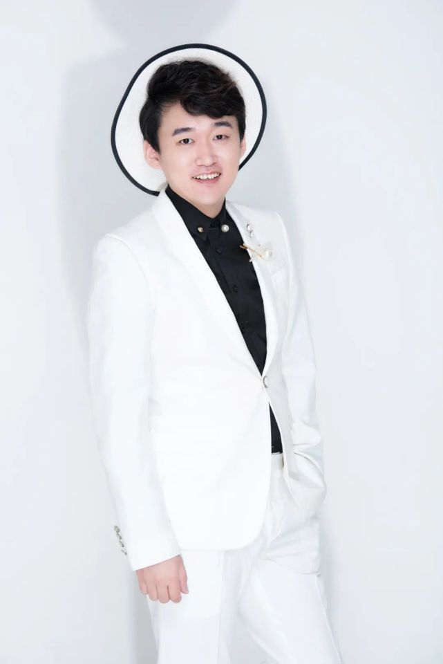 伴唱:刘璐,刘丹,李梦,万润梅,王胜男,刘妍,于添, 戴陆,滕婷婷,刘星宇