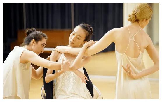 事件的起因是刘岩在接受张艺谋导演的邀请前,就被人拍到与央视的一位