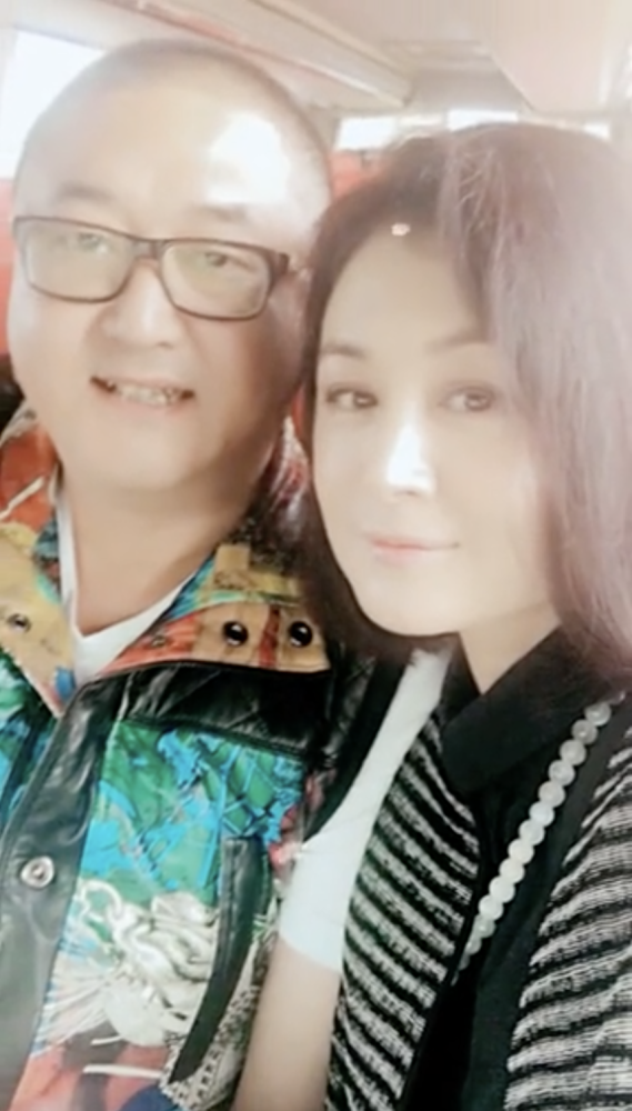 张学松清明节悼念亡妻晒与于月仙恩爱旧照配文悲恸令人感伤