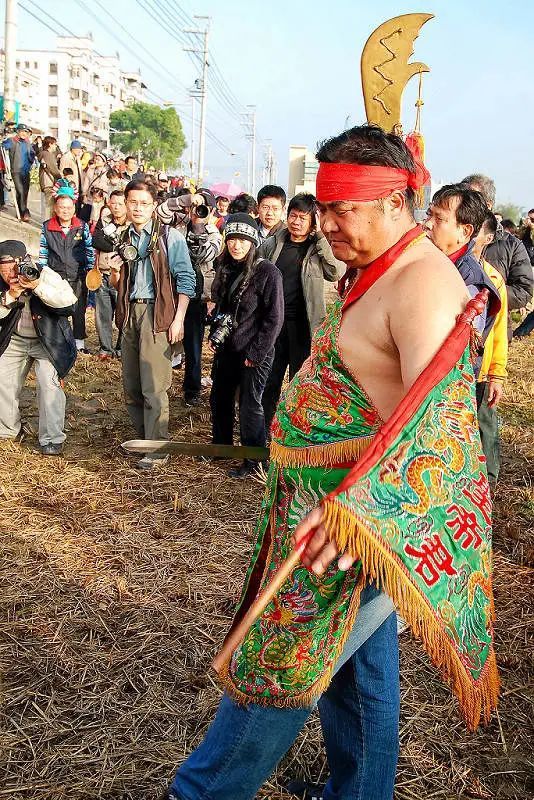 并且起乩有文武之分,可以分为文乩与武乩.