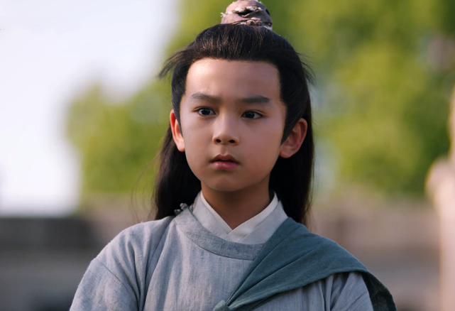 拍的戏都多,他6岁就开始拍戏,首次荧幕是《大唐荣耀2》在剧中饰演李佋