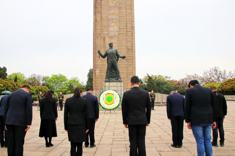 清明時節南京市民自發前往雨花臺烈士陵園祭英烈