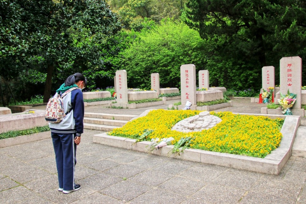 清明時節南京市民自發前往雨花臺烈士陵園祭英烈