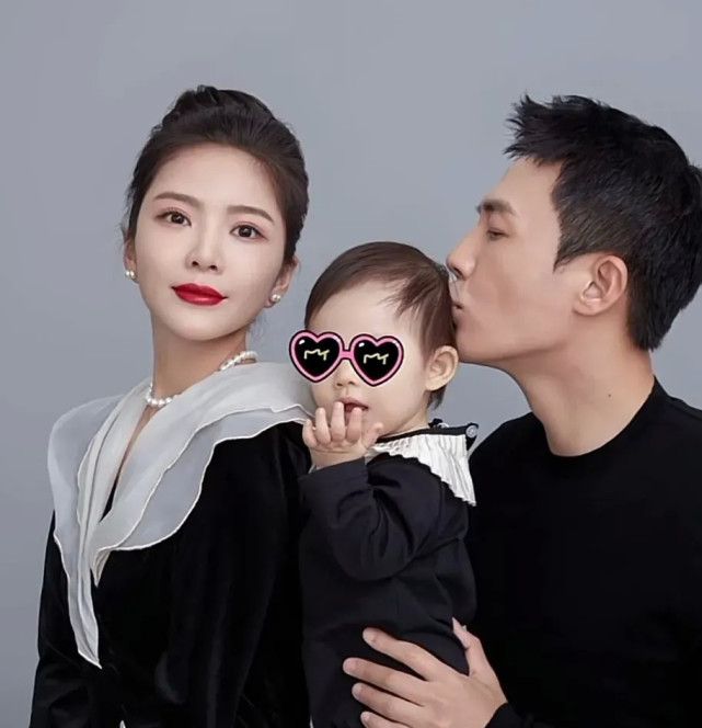 杜淳一家三口拍全家福!女儿继承高颜值像童星,娇妻打扮得像名媛