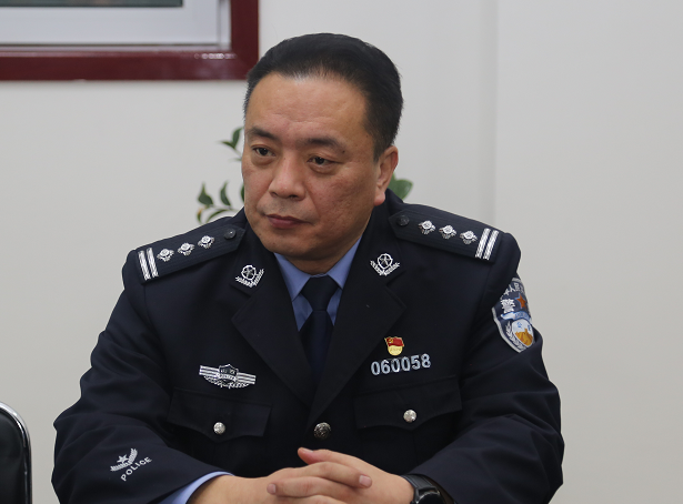 山西省交城县公安局党委原副书记,原政委白杉出生于警察家庭,从小便