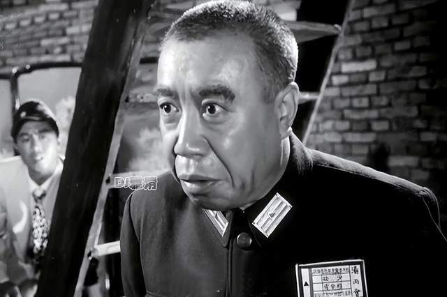 影片即将结尾的时候,山田自以为得意地分析战况,汤司令在一旁极尽奉承