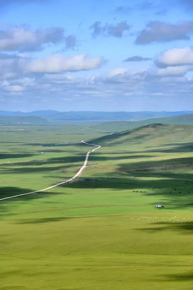 一听到呼伦贝尔的名字,脑海就会出现这样一幅画面:广袤无垠的草原上