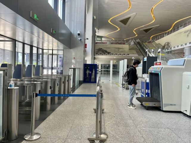 在苍南站进站口,喇叭反复播放疫情防控宣传标语,温馨提示等,所有进站