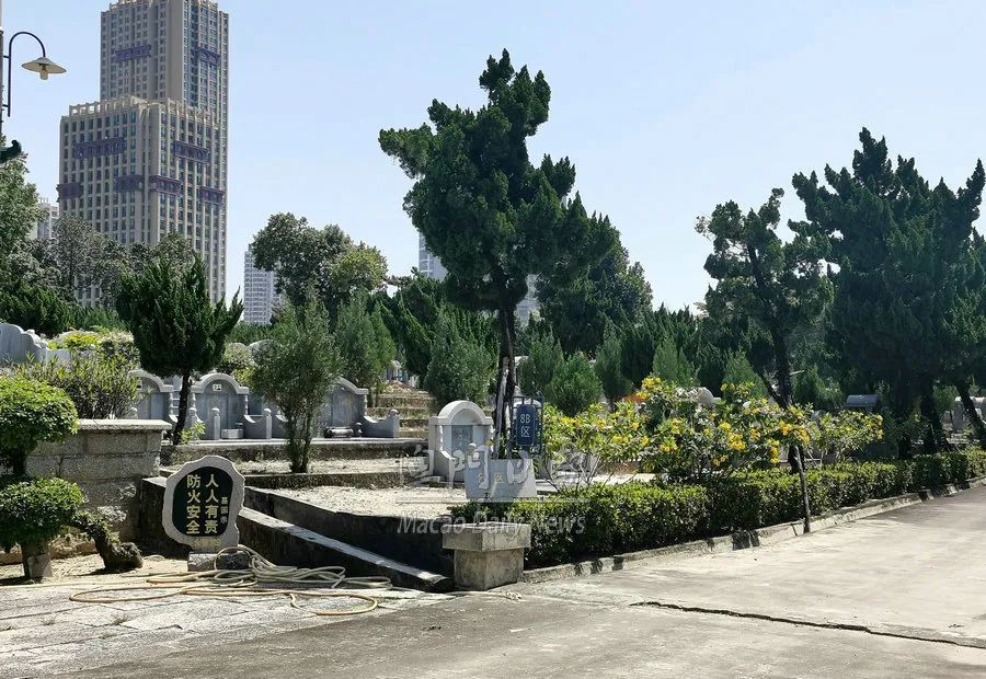 在合罗山和仙峰山墓园,珠海殡仪馆骨灰堂等往年正清日慎终追远人群最