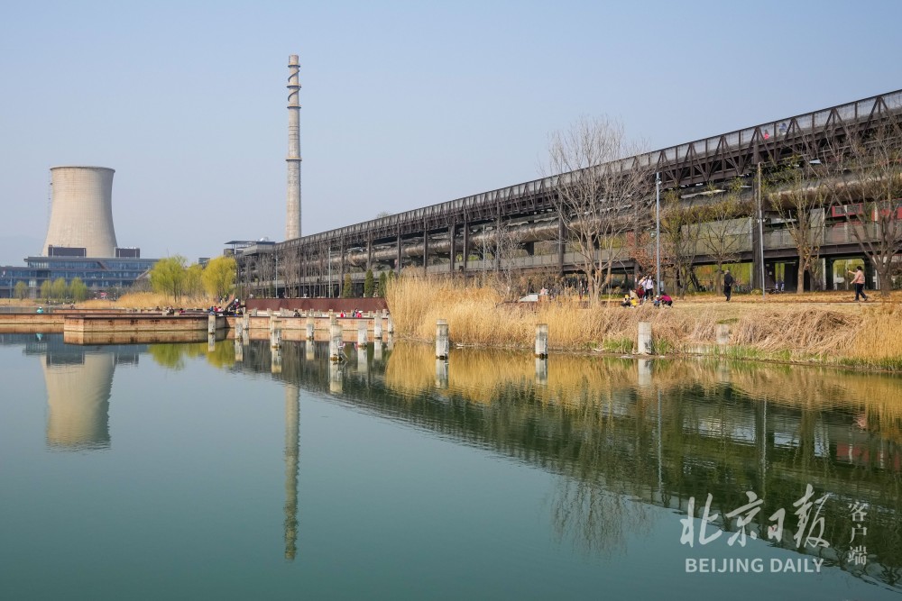 首钢滑雪大跳台场馆正在准备开放参观活动;主题为"三高炉40米平台揽胜