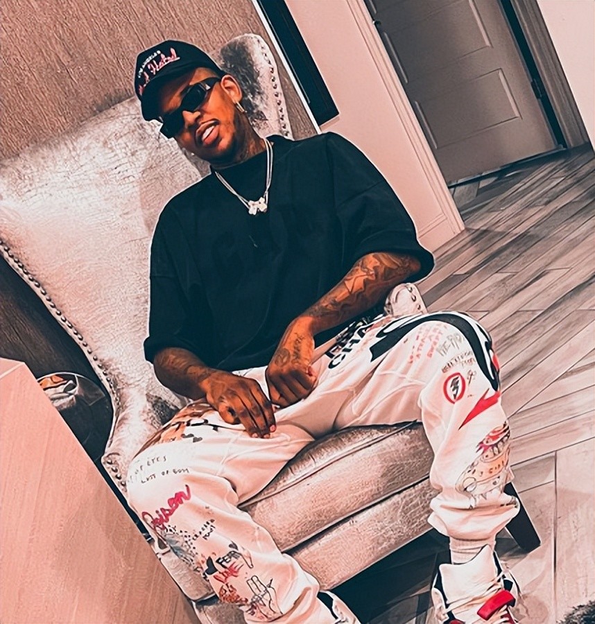 36岁尼克杨搭档儿子成网红父子组合妻子长相精致身材好