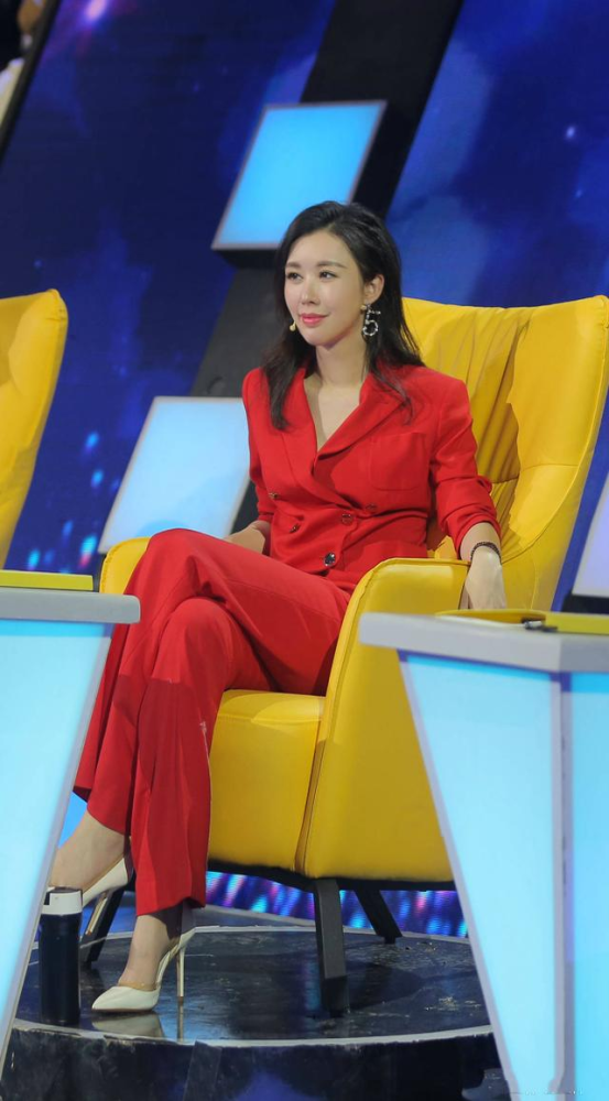 田朴珺真懂得扮嫩,穿开叉旗袍挺有韵味,难怪能被大30岁王石宠爱插图7