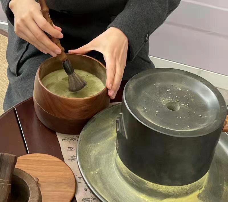 点茶是宋代最为风行的技艺,包括炙茶,碾茶,罗茶,烘盏,候汤,击拂等一