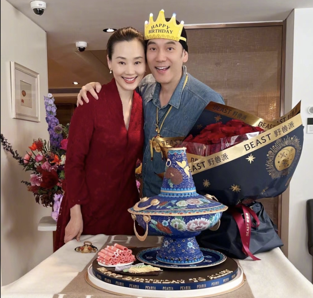 生日过得那么甜蜜,秀恩爱是必不可少的,林依轮搂着妻子西华合影留念