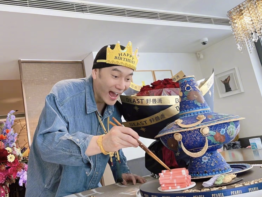 林依轮52岁生日秀恩爱夫妻都是赚钱高手俩儿子颜值不如父母高