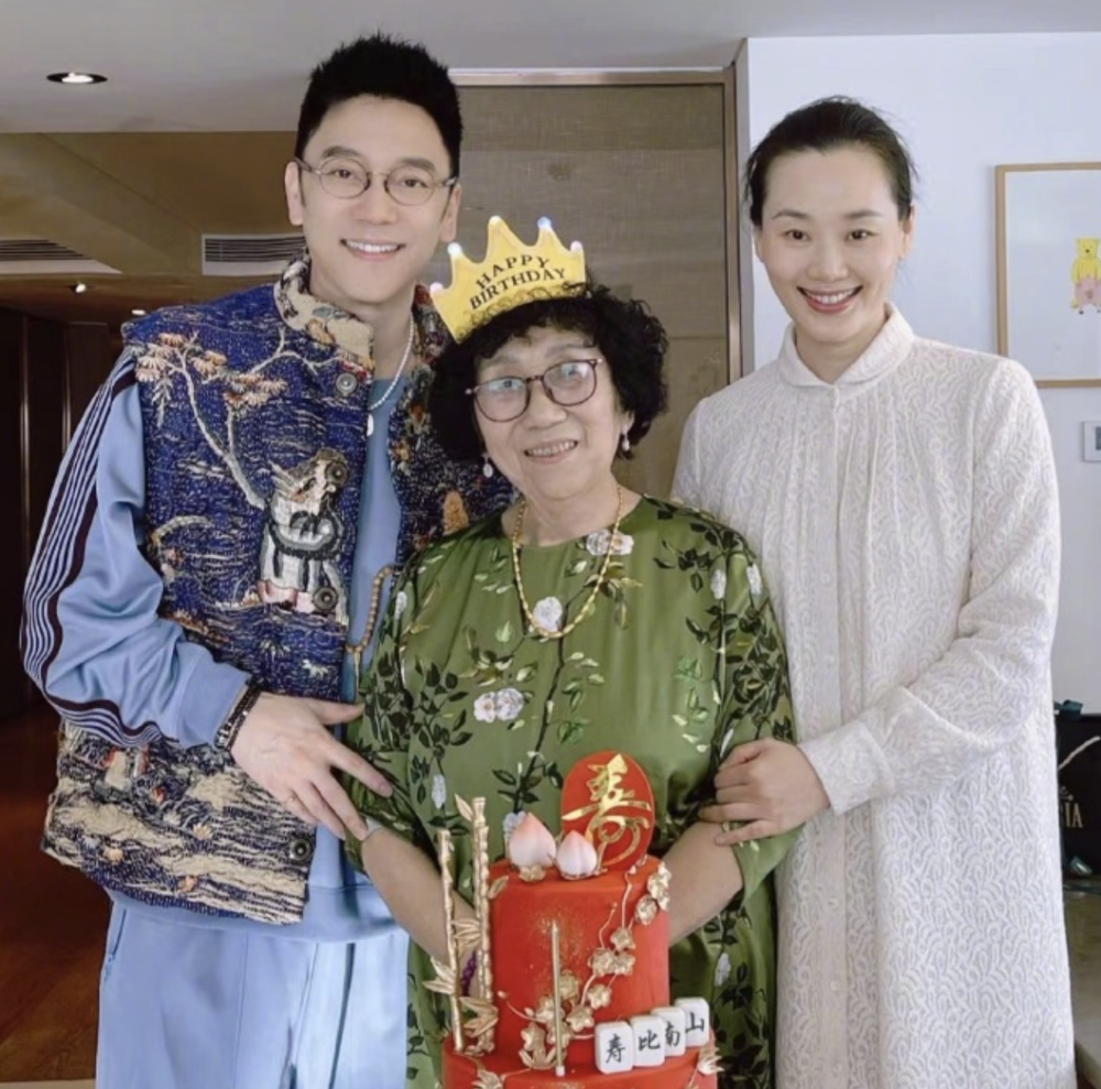 林依轮52岁生日秀恩爱夫妻都是赚钱高手俩儿子颜值不如父母高