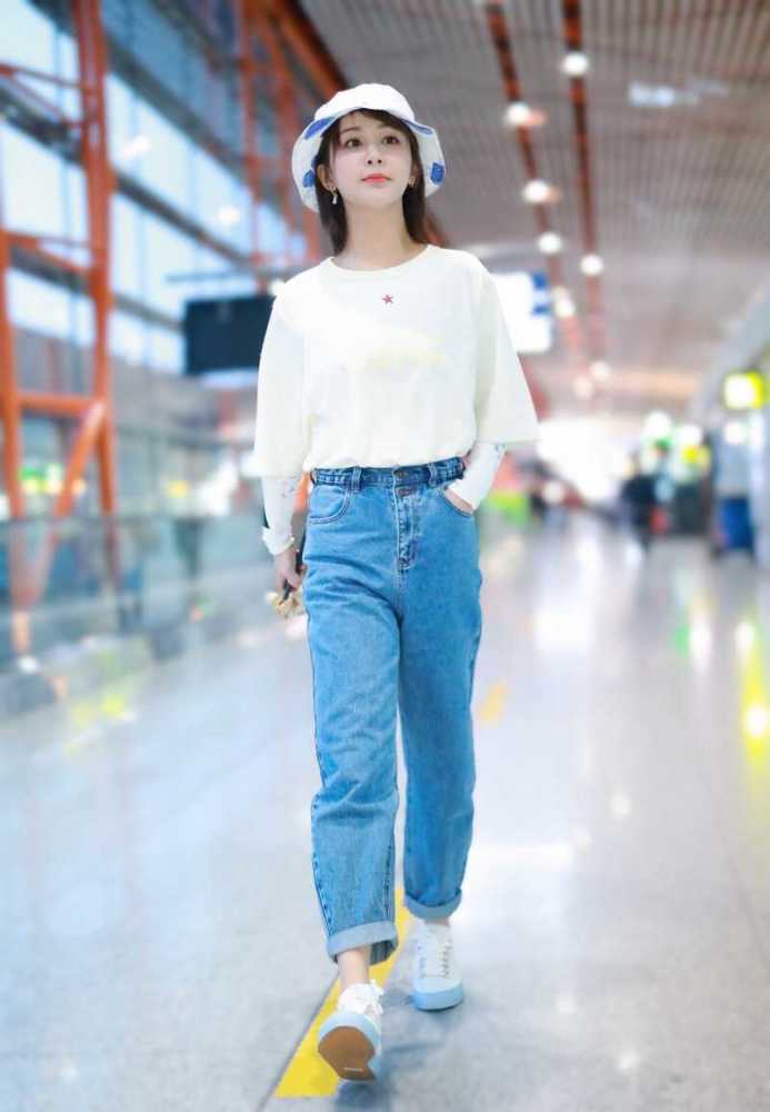 杨紫私服真接地气,白色t恤配牛仔裤走机场,气质出众真洋气插图